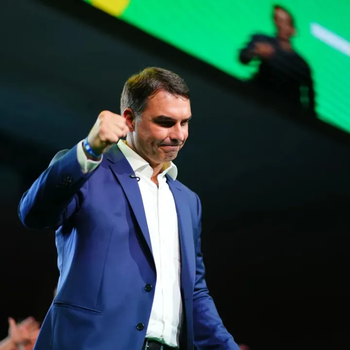 Influencer Charlles Rekson viraliza com pergunta ‘13 ou 22?’ na véspera do segundo turno