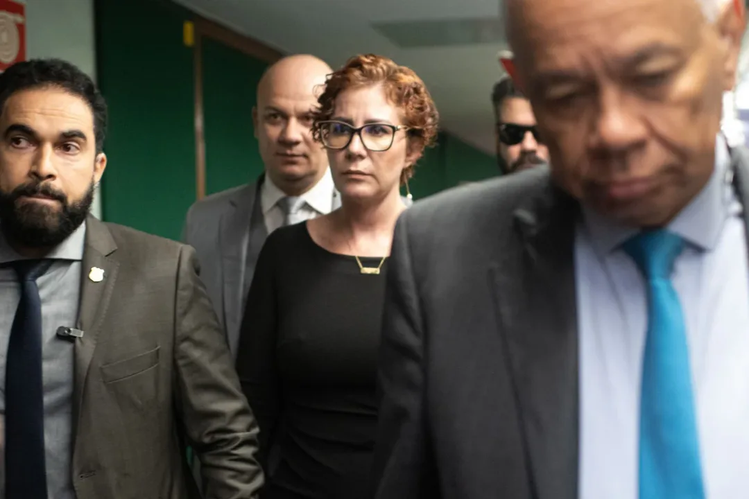 CARLA ZAMBELLI RESPONDE A IRMÃ QUE VOTOU EM LULA E REAFIRMA APOIO A FLÁVIO BOLSONARO