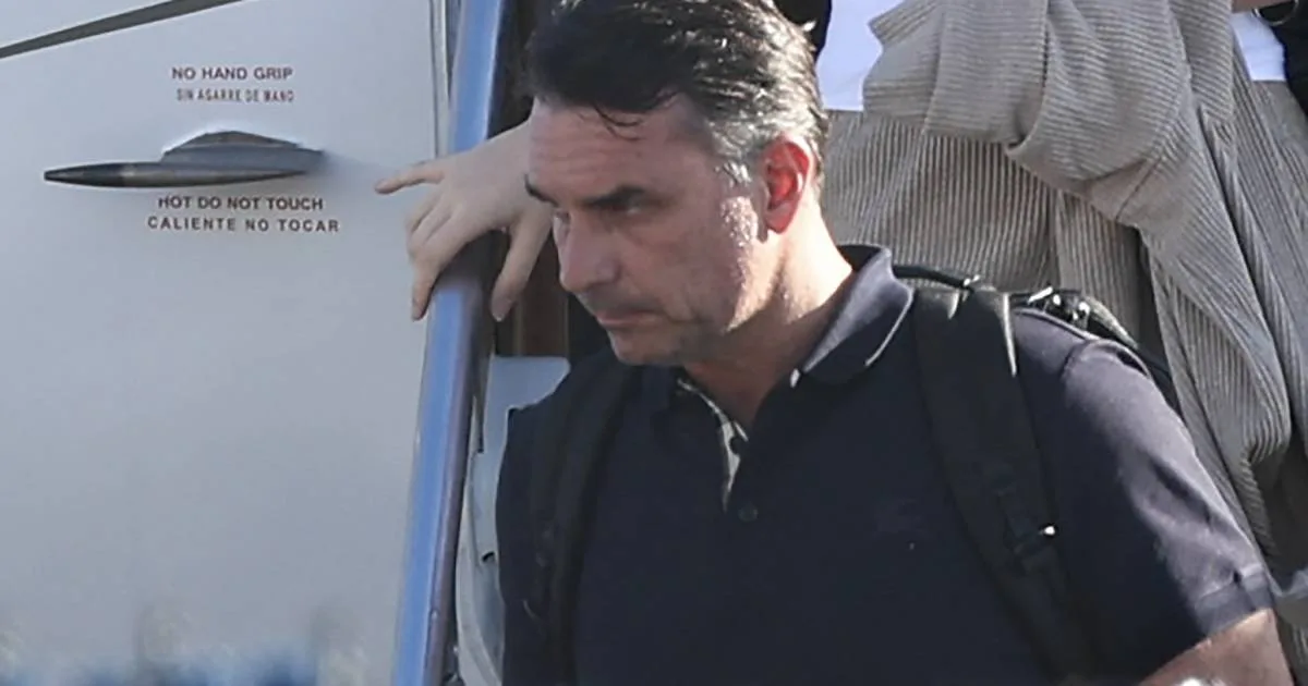 Flávio Bolsonaro faz primeiro pronunciamento após saída para os EUA e se declara líder da oposição