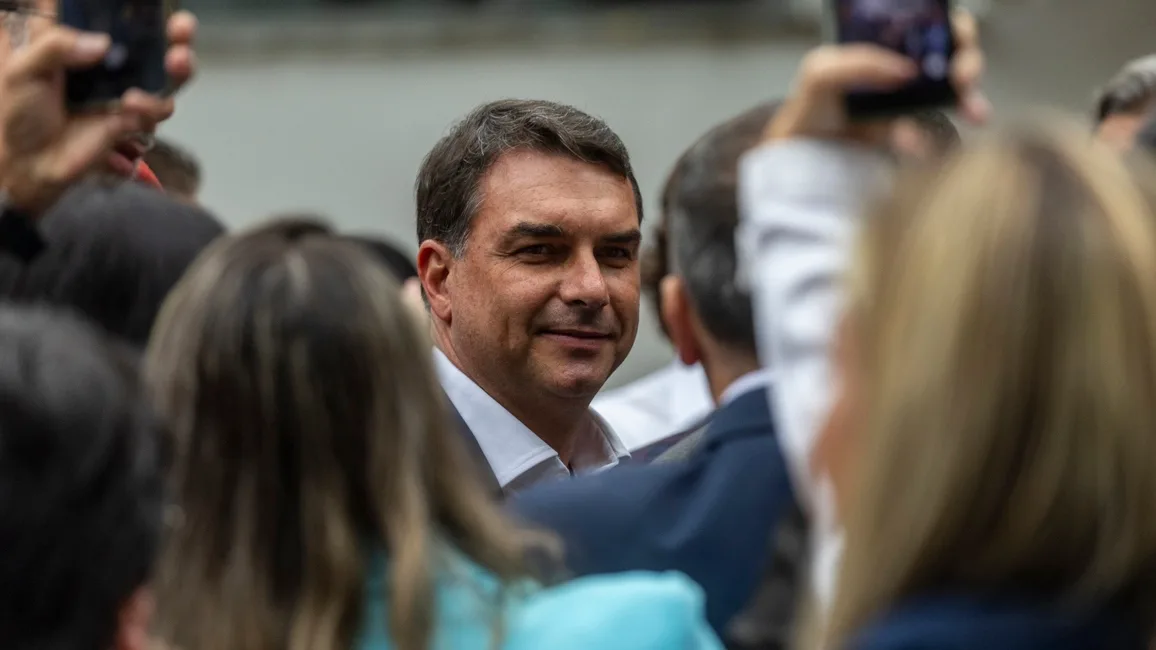 Flávio Bolsonaro em meio a apoiadores após derrota no segundo turno