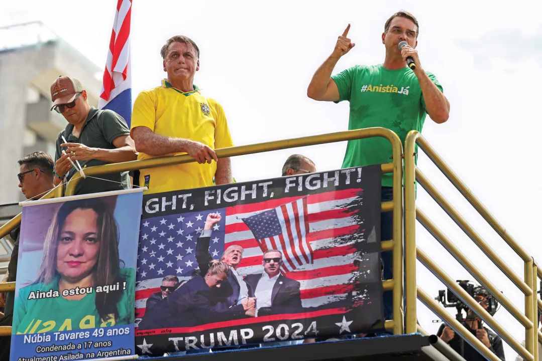 Flávio Bolsonaro votou em zona eleitoral no Rio de Janeiro