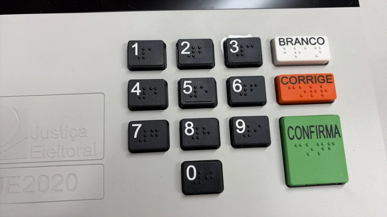 Teclado de urna eletrônica da Justiça Eleitoral com tecla 3 destacada (Foto: reprodução/redes sociais)