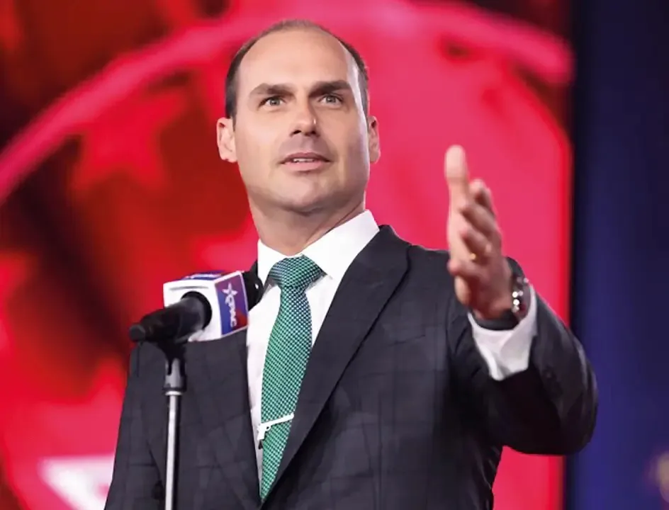 EDUARDO BOLSONARO SUGERE FUZILEIROS NAVAIS E DIZ QUE FLÁVIO DEVE DEIXAR O BRASIL SE PERDER