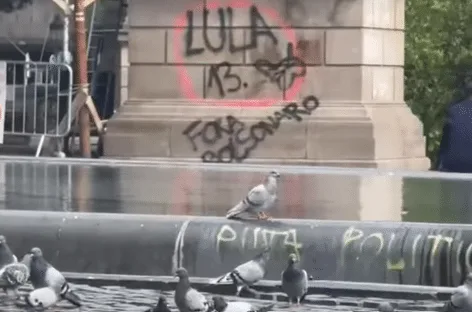 Pichações com ‘Lula 13’ e ‘Fora Bolsonaro’ aparecem em monumentos de Paris e Barcelona