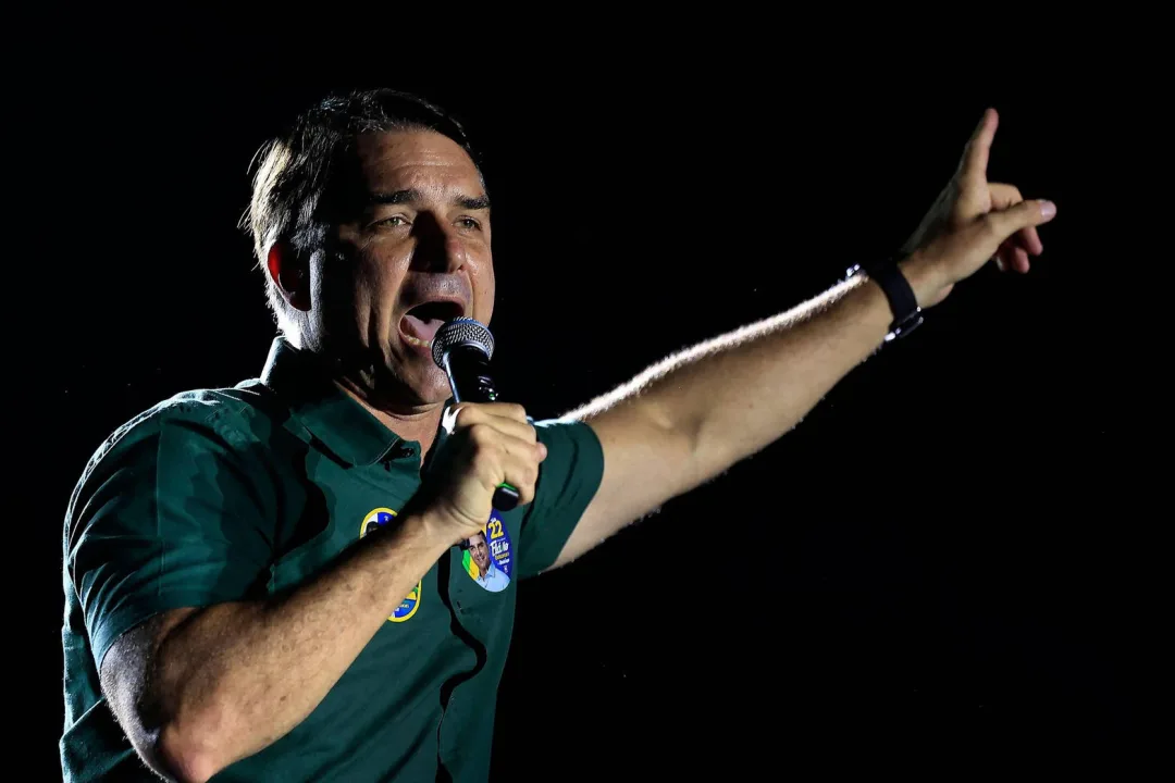Prédio em Botafogo projeta ataques a Flávio Bolsonaro com termos miliciano e bandido
