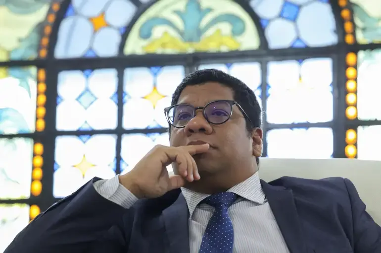 Embaixador de Cuba no Brasil diz que risco de invasão dos EUA é real e povo se prepara