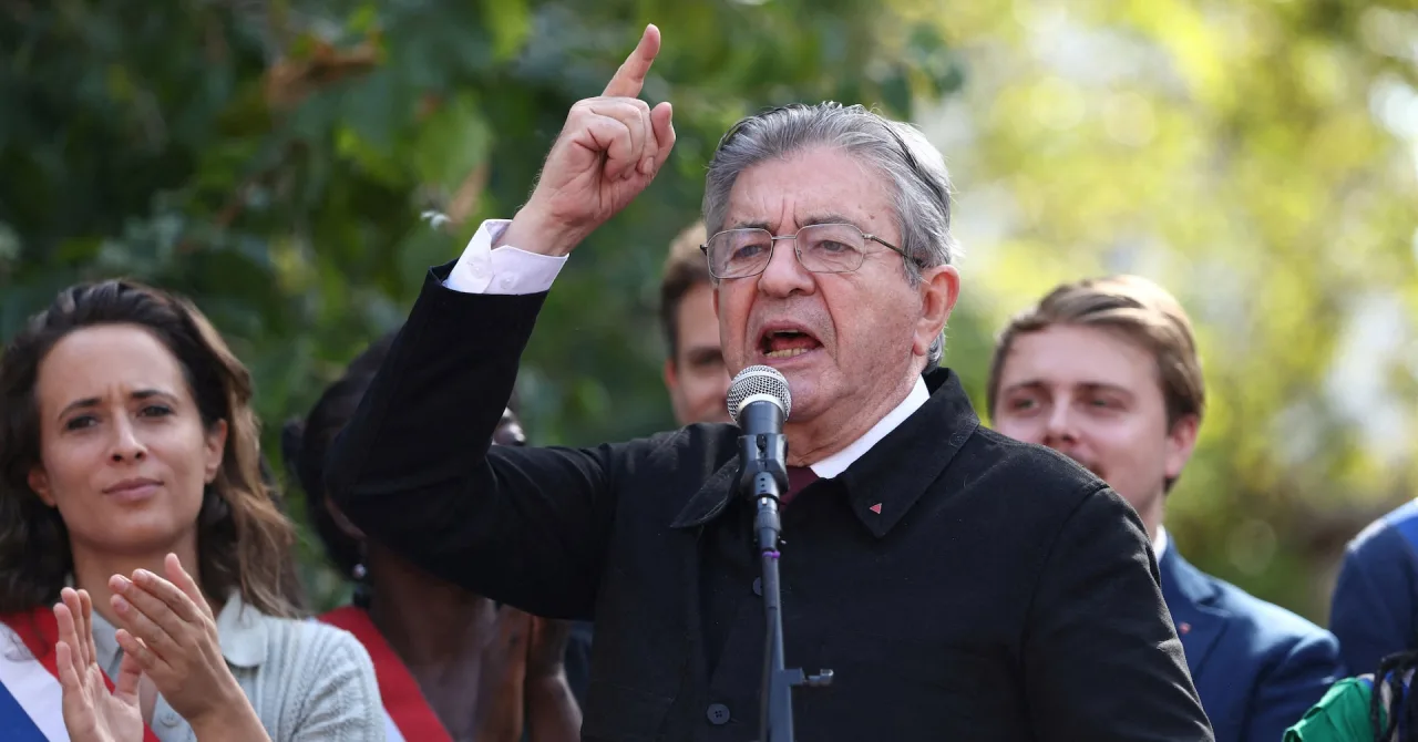 ESQUERDA FRANCESA VANDALIZA MONUMENTOS EM PARIS COM MENSAGENS DE APOIO A LULA