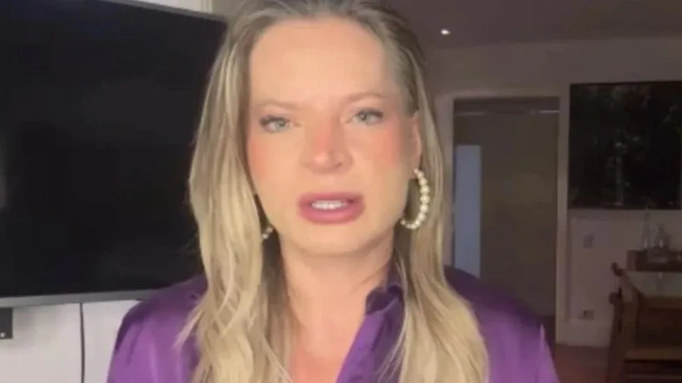 JOICE HASSELMANN AFIRMA QUE FLÁVIO BOLSONARO TEM JATINHO FRETADO PARA A FLÓRIDA EM CASO DE DERROTA