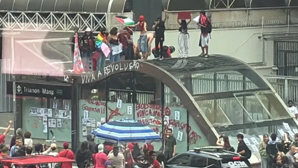 PETISTA ATROPELA DUAS CRIANÇAS NA CALÇADA EM VÍDEO QUE CIRCULA NAS REDES
