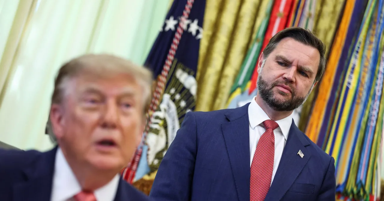 Donald Trump e JD Vance anunciando programa de denúncias de fraude na Casa Branca