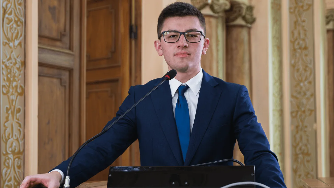 Guilherme Kilter discursa na tribuna da Câmara Municipal de Curitiba (Foto: Câmara Municipal de Curitiba, domínio público, via Wikimedia Commons)