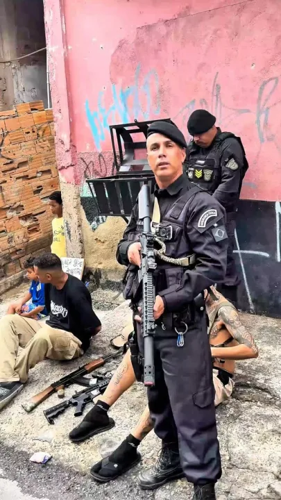 POST DE PERSONAGEM POLICIAL COM HASHTAGS DA DIREITA CONSERVADORA GERA FORTE REPERCUSSÃO