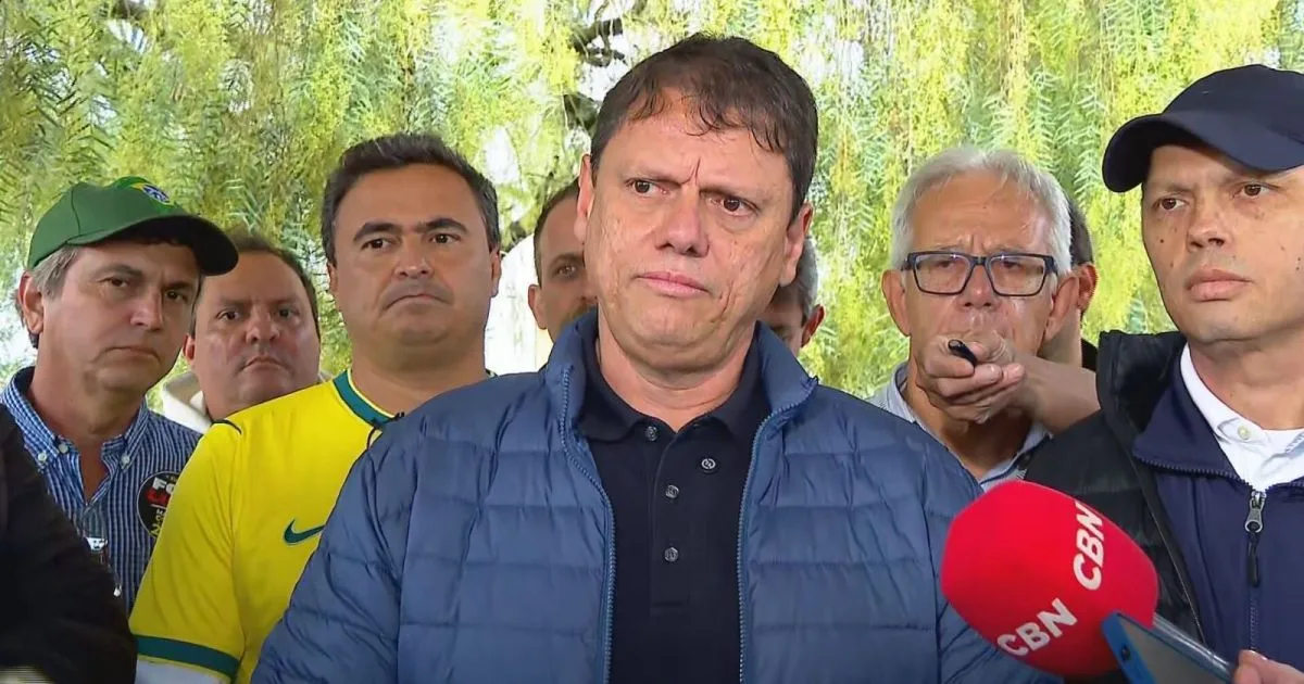 Tarcísio reconhece vitória de Lula, agradece Flávio e pede oposição vigilante