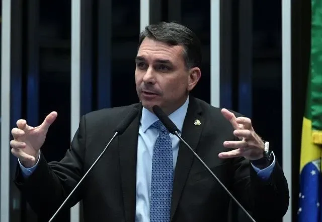 Advogado protocola pedido de processo disciplinar contra Flávio Bolsonaro no Conselho de Ética do...