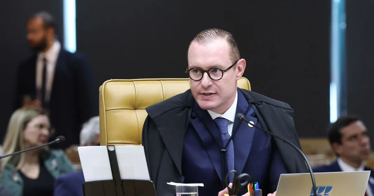 Ministro Cristiano Zanin durante sessão no Supremo Tribunal Federal
