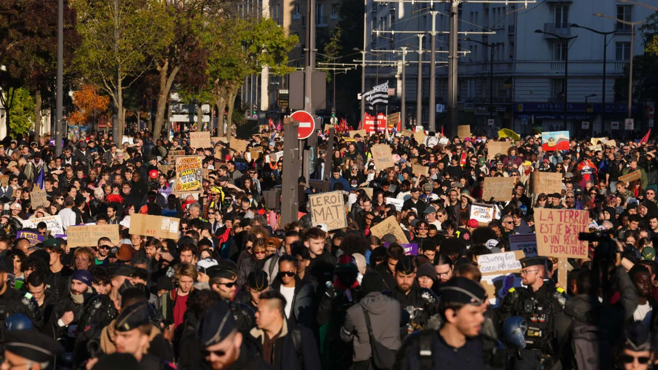 Confrontos marcam protestos contra custo de vida na França; 320 mil nas ruas e policial atingido...