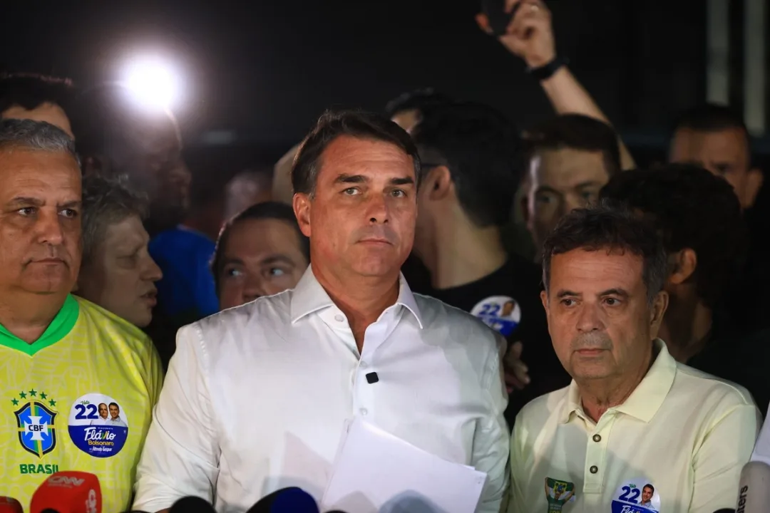 Flávio Bolsonaro em entrevista coletiva após as eleições