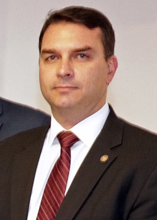 ANDRÉ MARSIGLIA PROJETA QUE VITÓRIA DE FLÁVIO BOLSONARO PERMITIRÁ DEVASSA NO PLANALTO E COMPROMET...