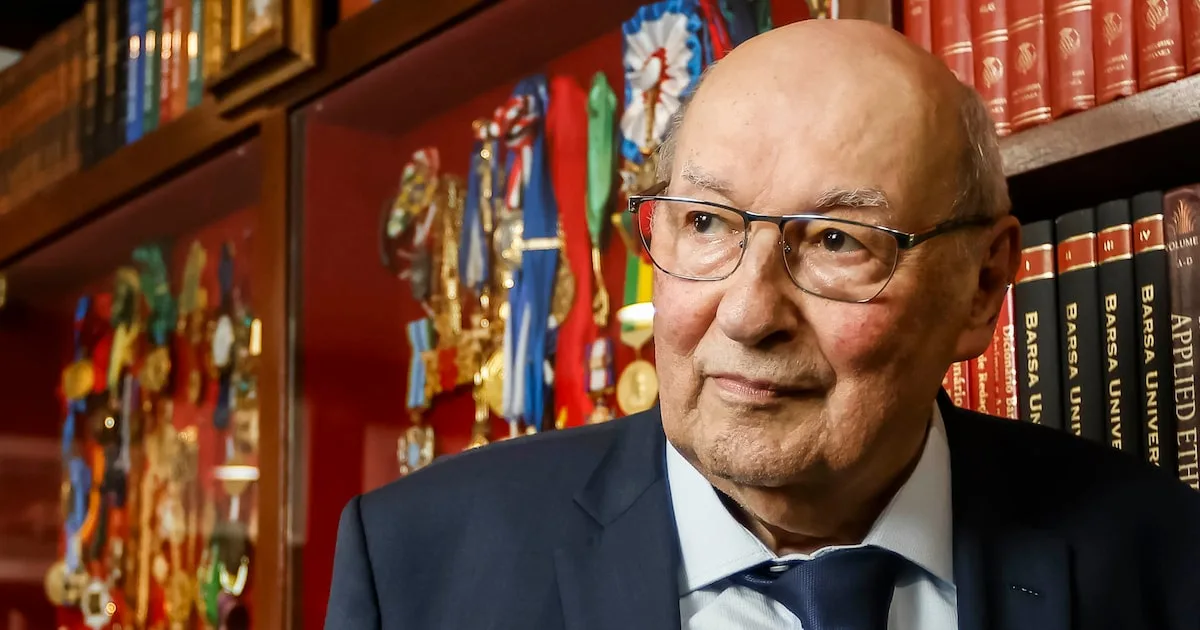 Ives Gandra diz que Flávio errou ao se autodeclarar presidente e critica interferência do STF