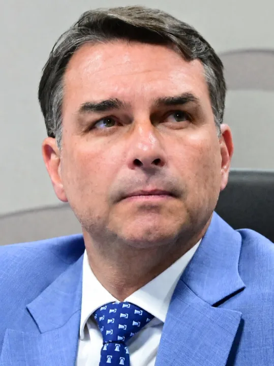 BASTIDORES EM WASHINGTON ACOMPANHAM POSSÍVEIS OBSTÁCULOS JUDICIAIS A FLÁVIO BOLSONARO CASO VENÇA...
