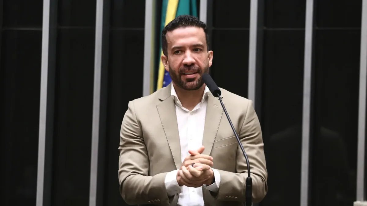 Deputado André Janones