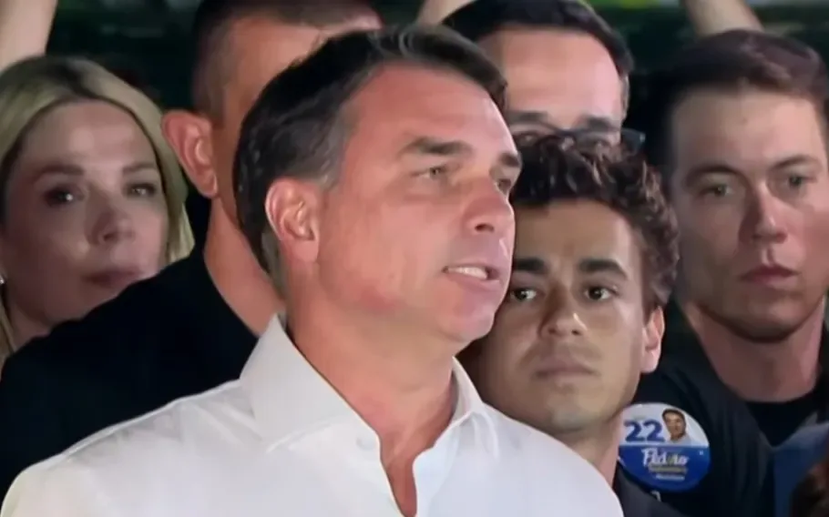 Wall Street Journal classifica medidas contra Flávio Bolsonaro como “vingança política”