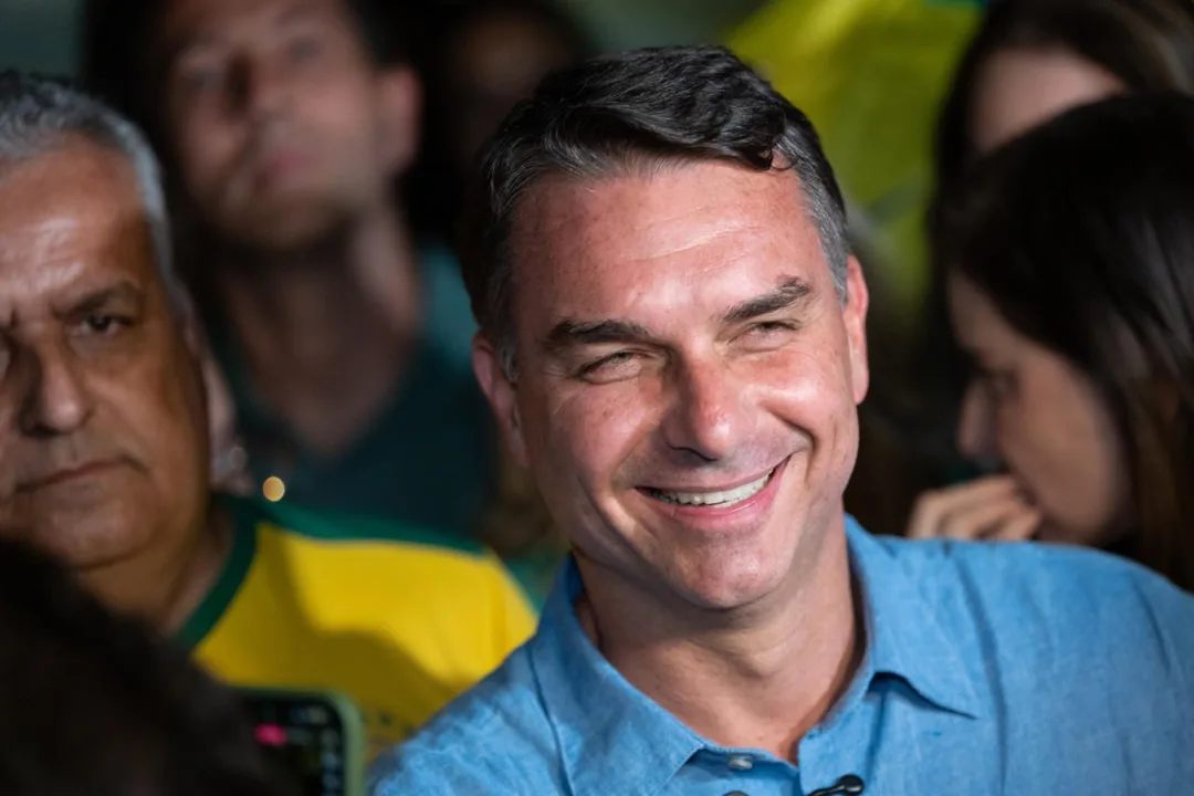 Flávio Bolsonaro lidera apuração parcial no exterior após votos do Japão