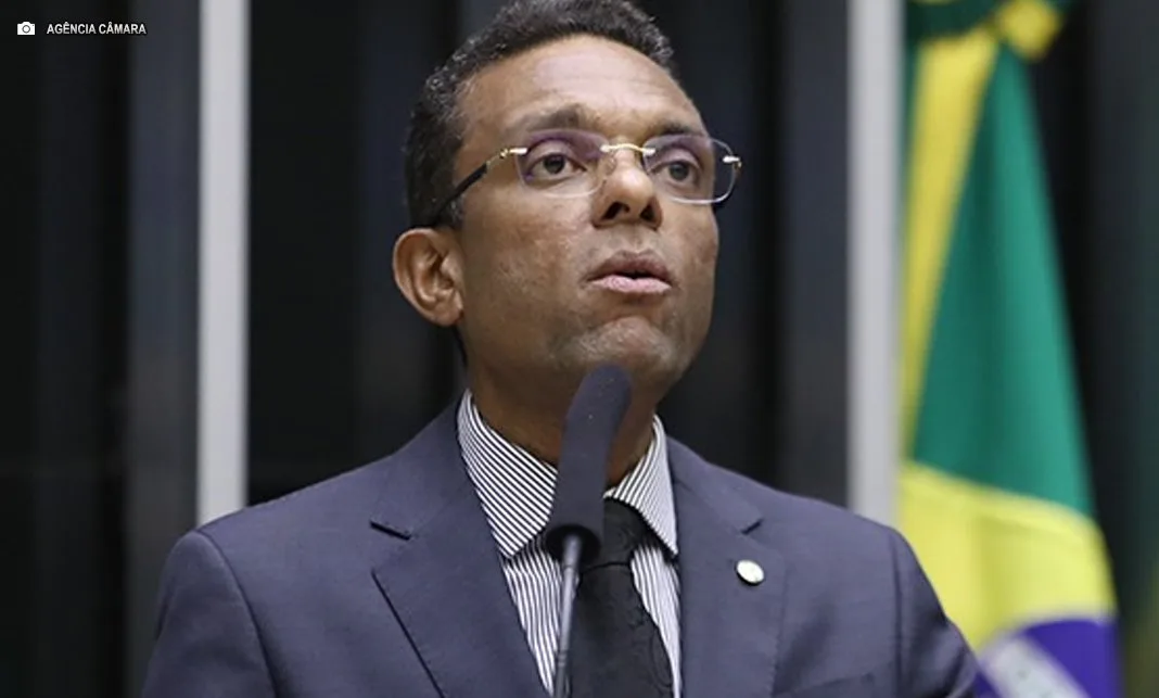 Deputados Otoni de Paula, Duda Salabert e Rogério Correia pedem apreensão do passaporte de Flávio...