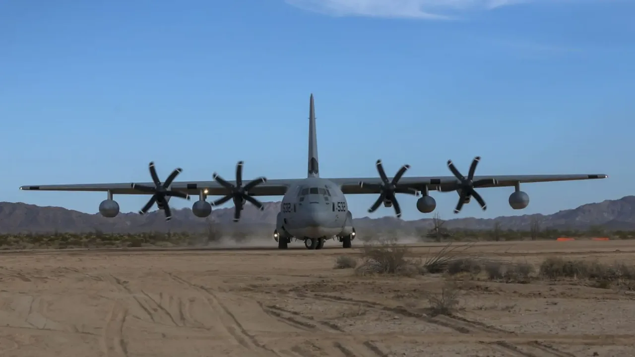 Avião militar C-130 da Marinha dos EUA pousa no Galeão após sobrevoar Norte do Brasil