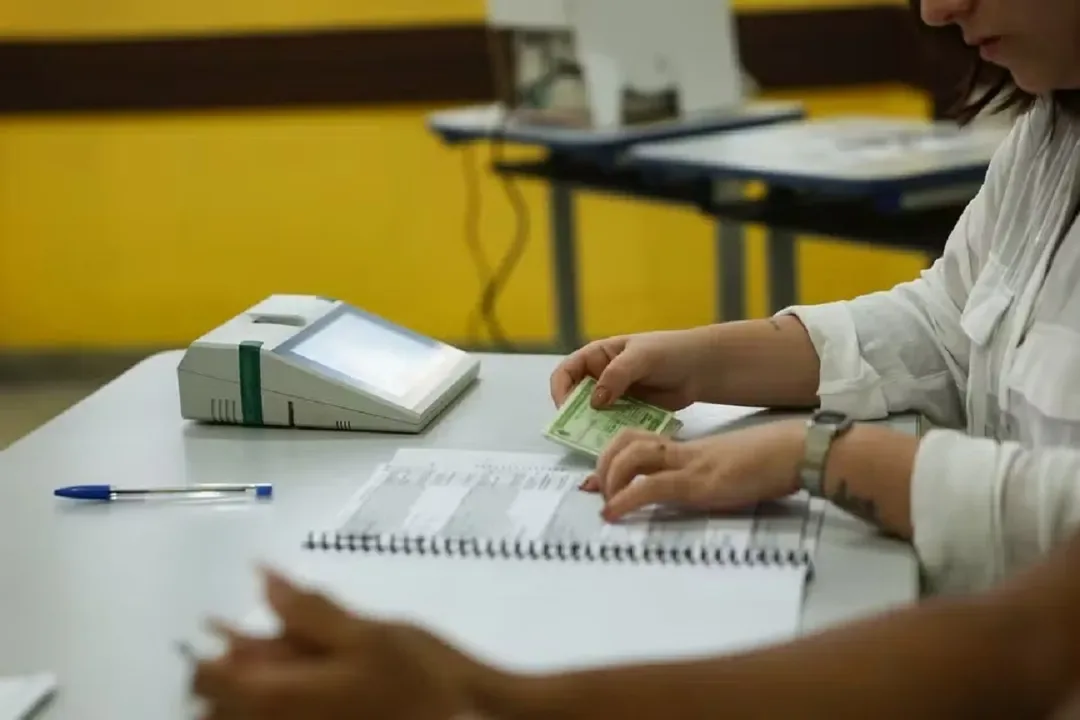 Mesária em seção eleitoral durante votação