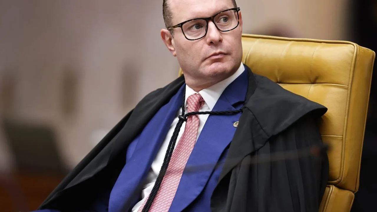 Ministro Cristiano Zanin de toga durante sessão no Supremo Tribunal Federal (Foto: VEJA)