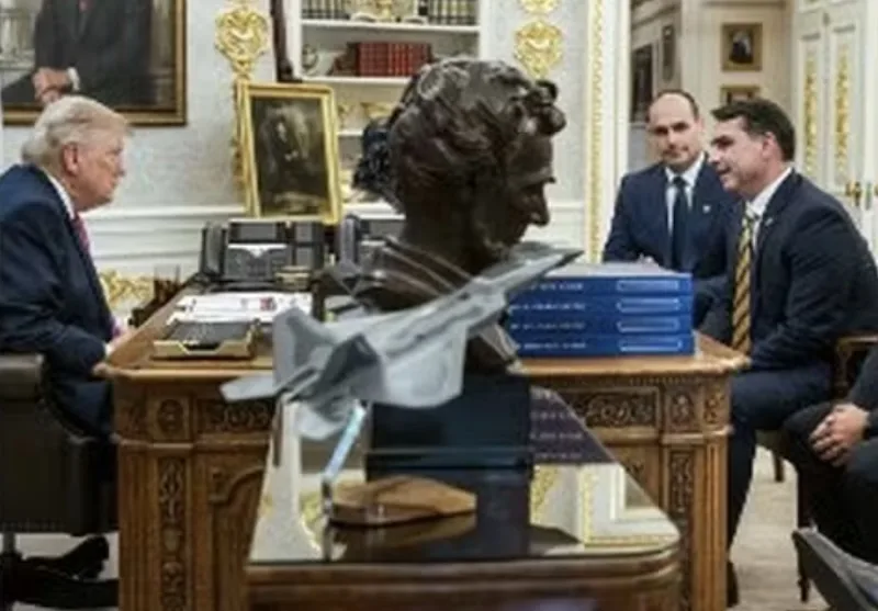 Trump com Flávio e Eduardo Bolsonaro