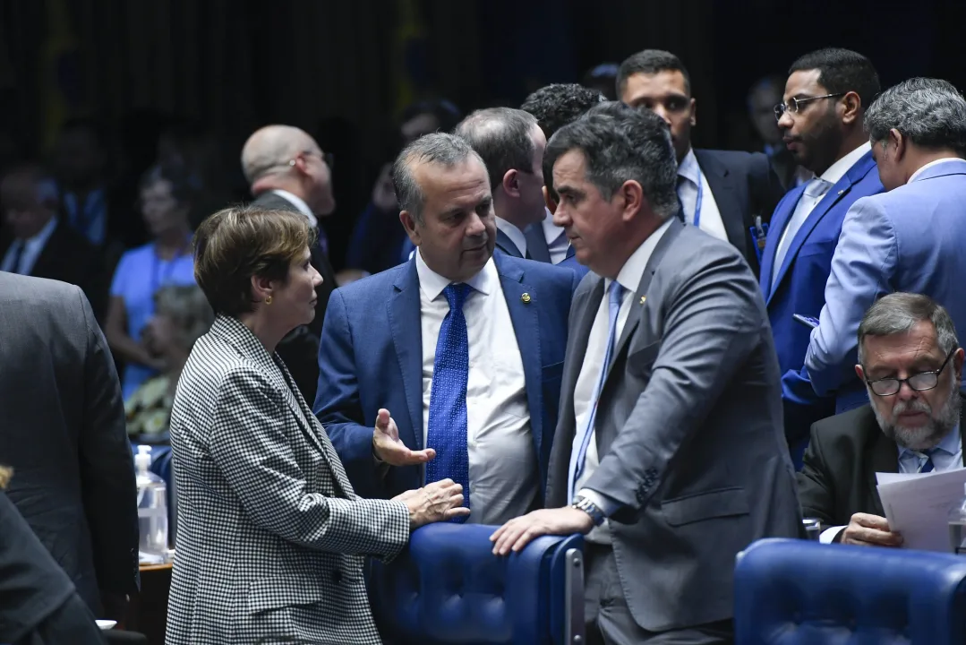 PL rejeita acordo com Alcolumbre e lança Marinho à presidência do Senado com aval de Flávio