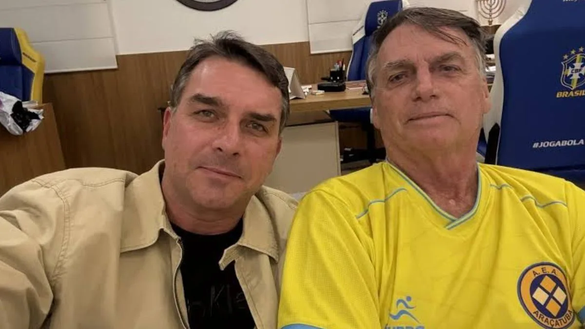JAIR BOLSONARO ASSINA À MÃO AUTORIZAÇÃO DE SIGILOS ENTREGUE POR FLÁVIO AO TSE