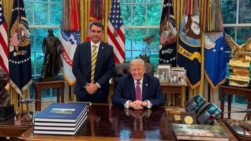 Donald Trump e Flávio Bolsonaro no Salão Oval da Casa Branca